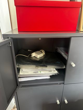 Mueble metálico gris estilo taquilla