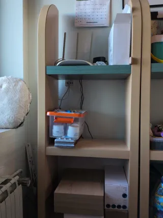 Estanterías de madera y soportes plástico colgar