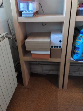 Estanterías de madera y soportes plástico colgar