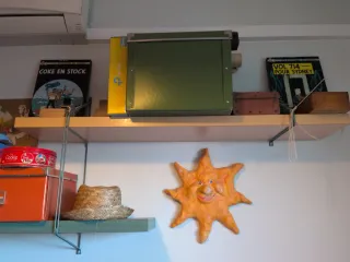 Estanterías de madera y soportes plástico colgar