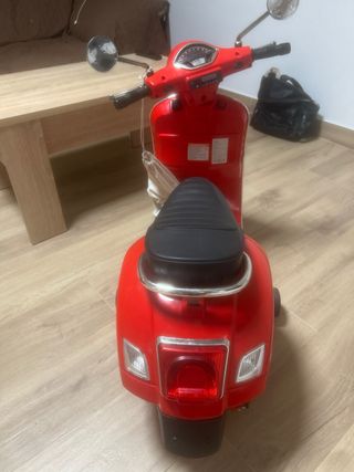 Moto Vespa bateria roja
