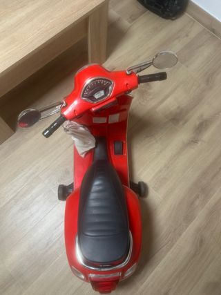 Moto Vespa bateria roja