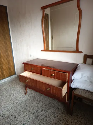 Comodino e specchio antichi