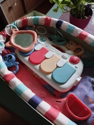Gimnasio infantil piano y juguetes