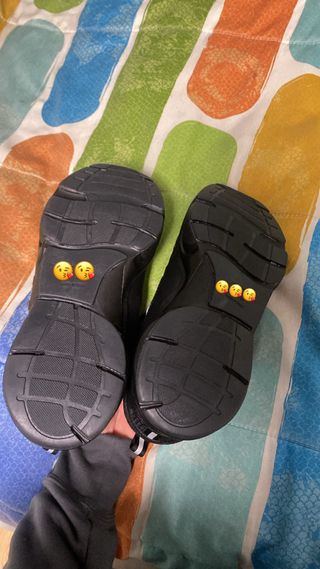 Zapatillas deportivas negras y plateadas