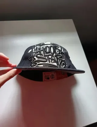 Gorra plana negra con diseño