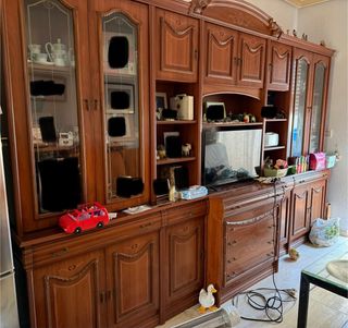 Mueble de salón de madera y cristal