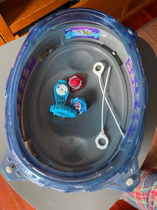 Estadio Beyblade con 2 peonzas y lanzadores