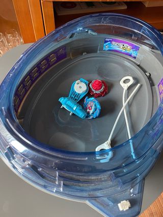 Estadio Beyblade con 2 peonzas y lanzadores