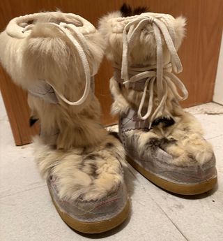 Esquís, bastones, traje, botas y muchos accesorios