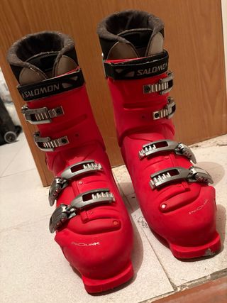 Esquís, bastones, traje, botas y muchos accesorios