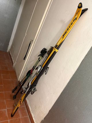 Esquís, bastones, traje, botas y muchos accesorios