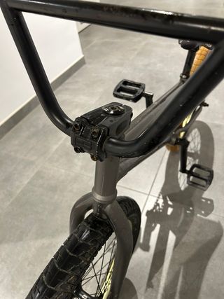 Bici BMX gris con ruedas naranjas