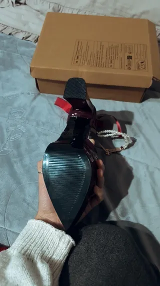 Scarpe vernice Bordeaux con perle e fiocco