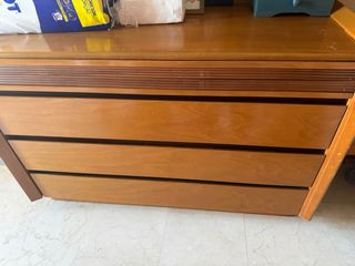 Cómoda y 2 mesitas de noche de madera