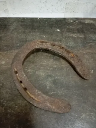 LIQUIDACIÓN 2026 Herradura de metal oxidado