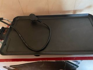 Plancha eléctrica negra con asas