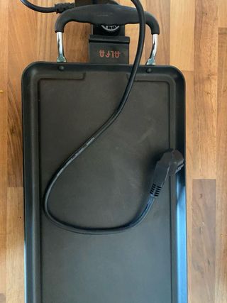 Plancha eléctrica negra con asas