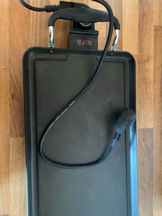 Plancha eléctrica negra con asas