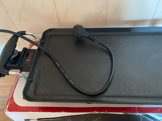 Plancha eléctrica negra con asas