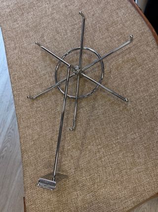 Perchero giratorio de metal plateado