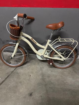 Bicicleta vintage niña con cesta