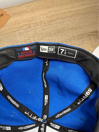 1 gorra Zadig&Voltaire negra y 1 gorra LA azul