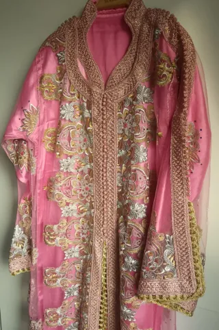 Caftán rosa bordado talla única