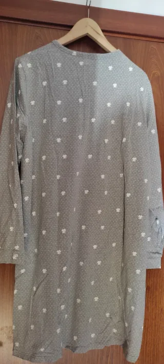 Camisón premamá y postparto gris.