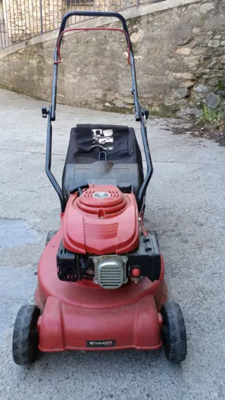 Cortadora de césped Einhell roja