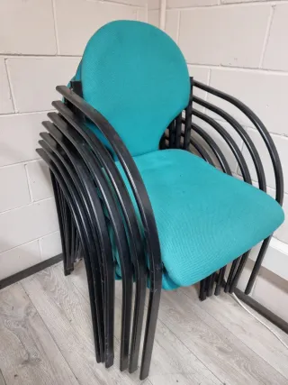 Sillas apilables de tela y metal