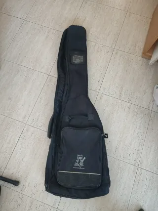 Bajo Ibanez SRMD200 Rojo y funda. Escala corta.