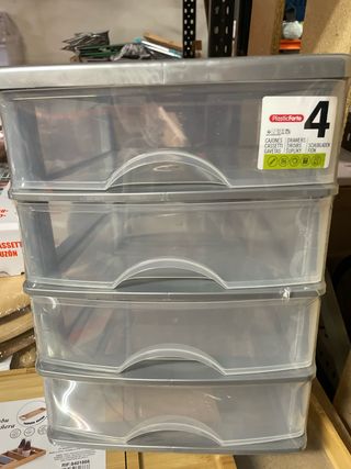 Caja de plástico con 4 cajones