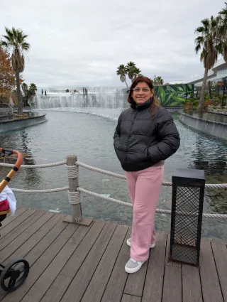 Cuidado de personas mayores y niñera .