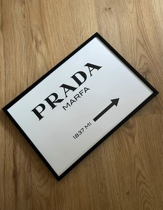 Poster Prada Marfa 20x30 con cornice nera