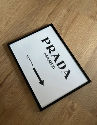 Poster Prada Marfa 20x30 con cornice nera