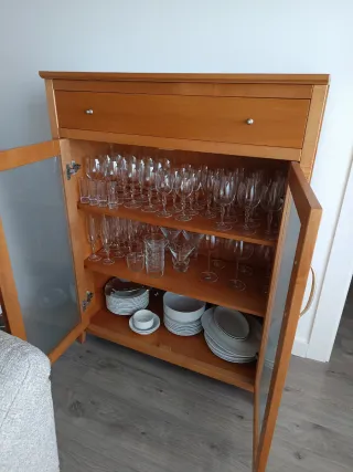 Mueble vajillero madera y cristal