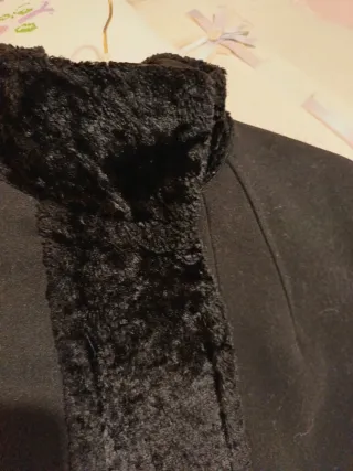 Cappottino nero con inserto in pelliccia