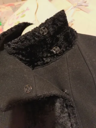 Cappottino nero con inserto in pelliccia