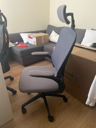 Silla de oficina ergonómica gris