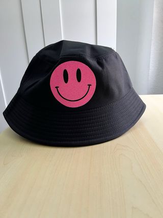 Sombrero bucket negro carita feliz rosa reversible
