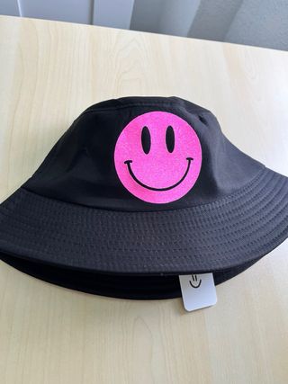 Sombrero bucket negro carita feliz rosa reversible