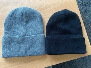 Gorros de lana negros y grises