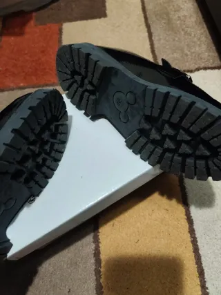 Zapatos charol negros con cadena dorada T.38.