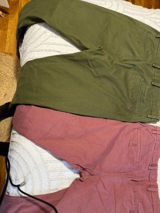 Pantalones verdes y vino