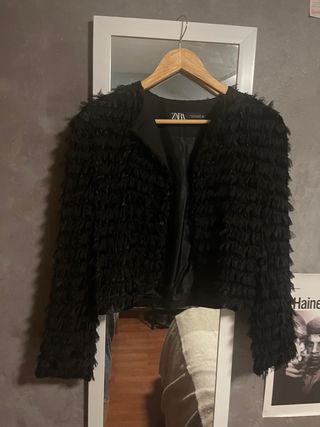 Chaqueta Zara efecto flecos negra