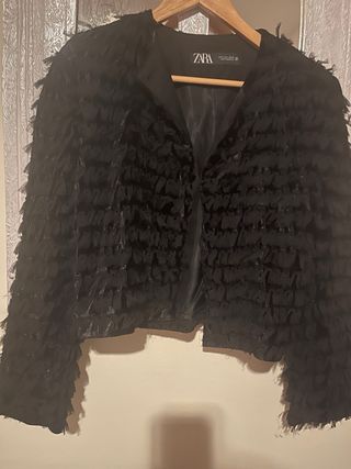 Chaqueta Zara efecto flecos negra