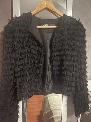 Chaqueta Zara efecto flecos negra