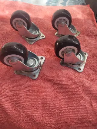 4 Ruedas Giratorias Pequeñas
