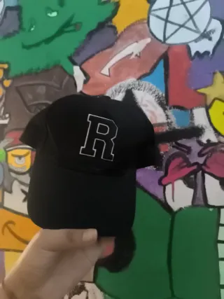 Gorra negra con letra R